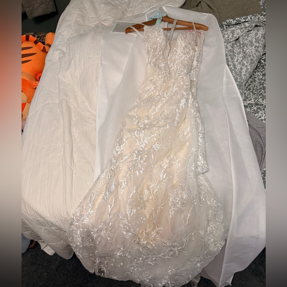 Elegant Lace Small Strap Wedding Dress